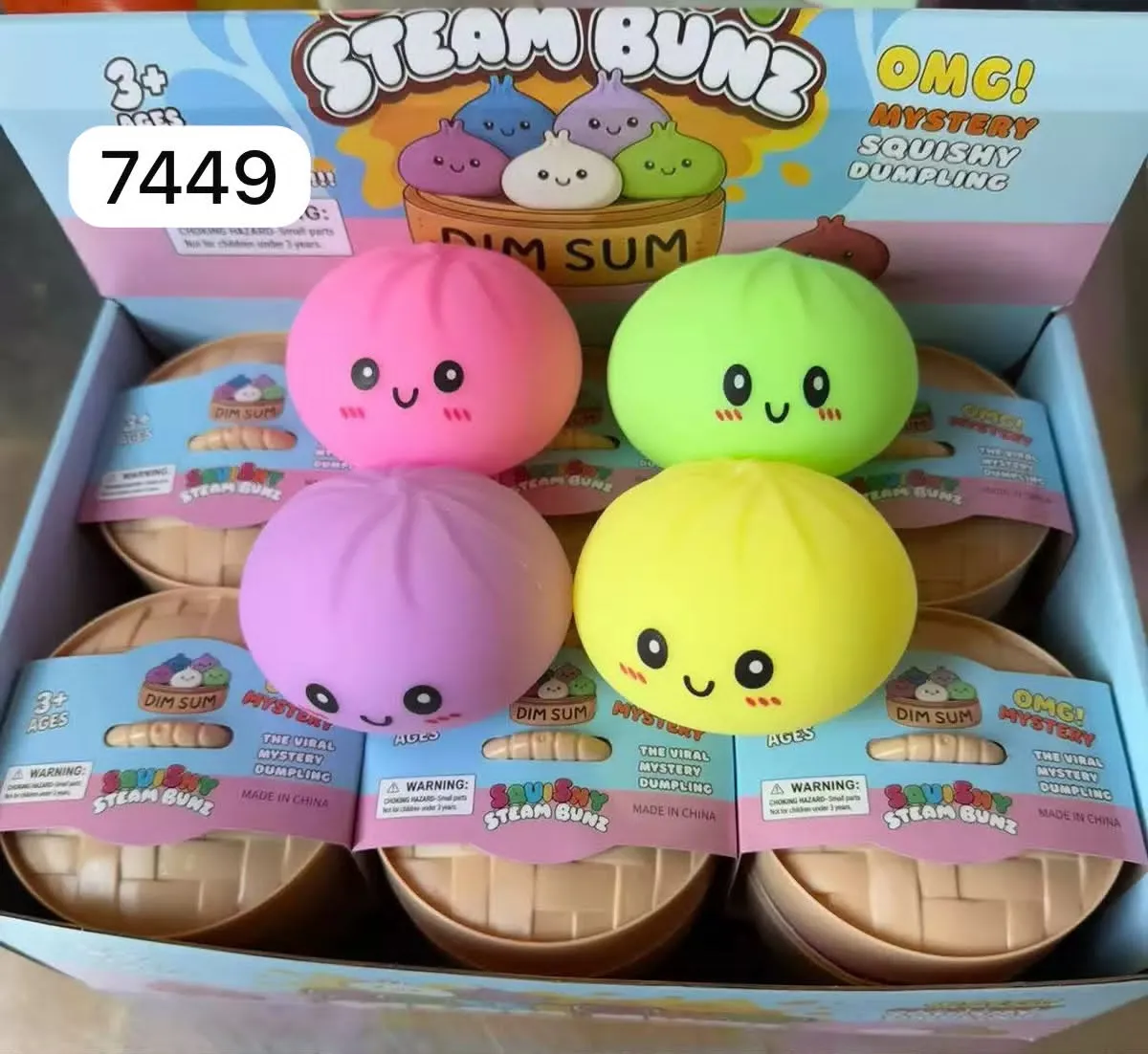 Kolorowe miękkie squishy bułeczki Steam Bunz w opakowaniu imitującym bambusowy koszyk