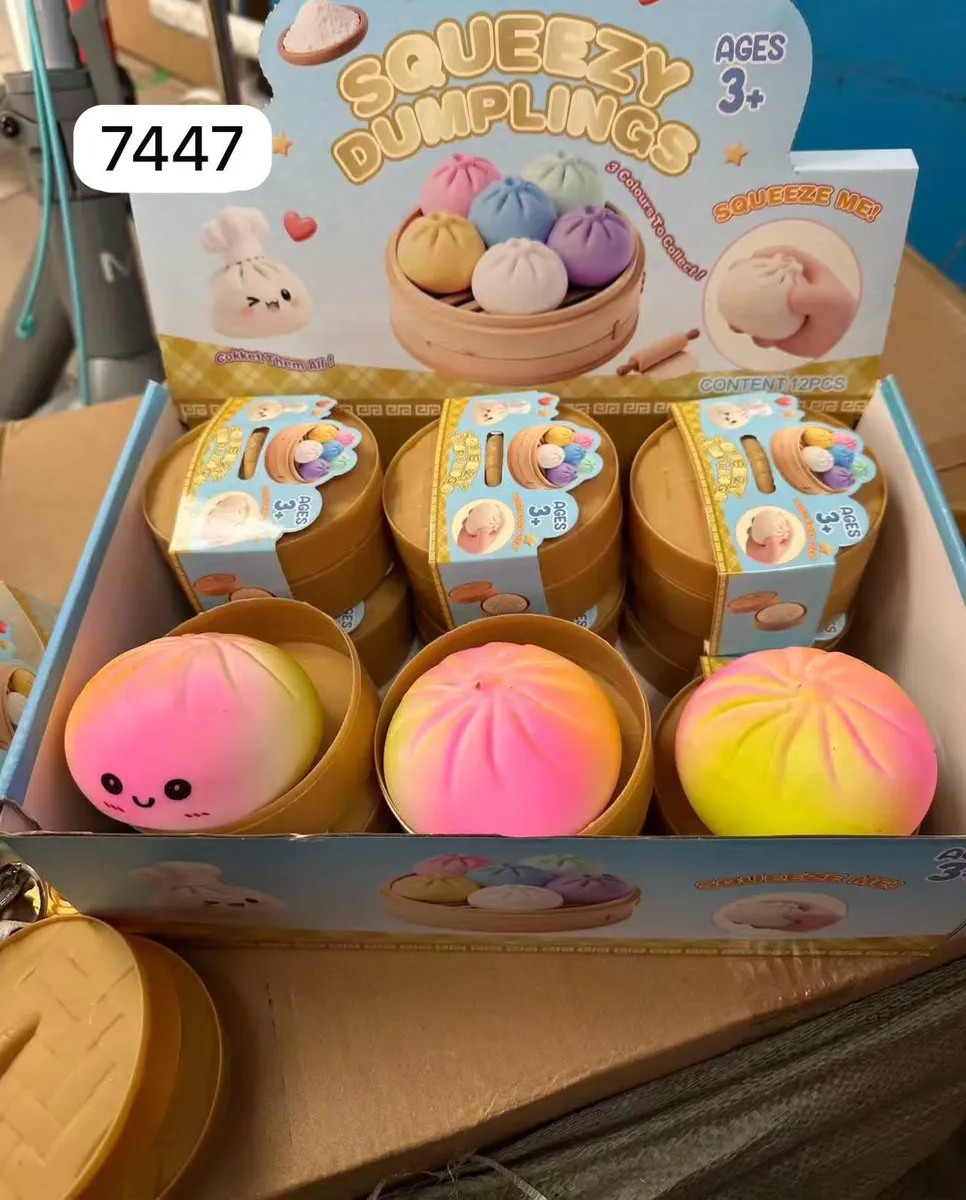 Pastelowe squishy bułeczki antystresowe w okrągłych pudełkach imitujących bambusowy koszyk