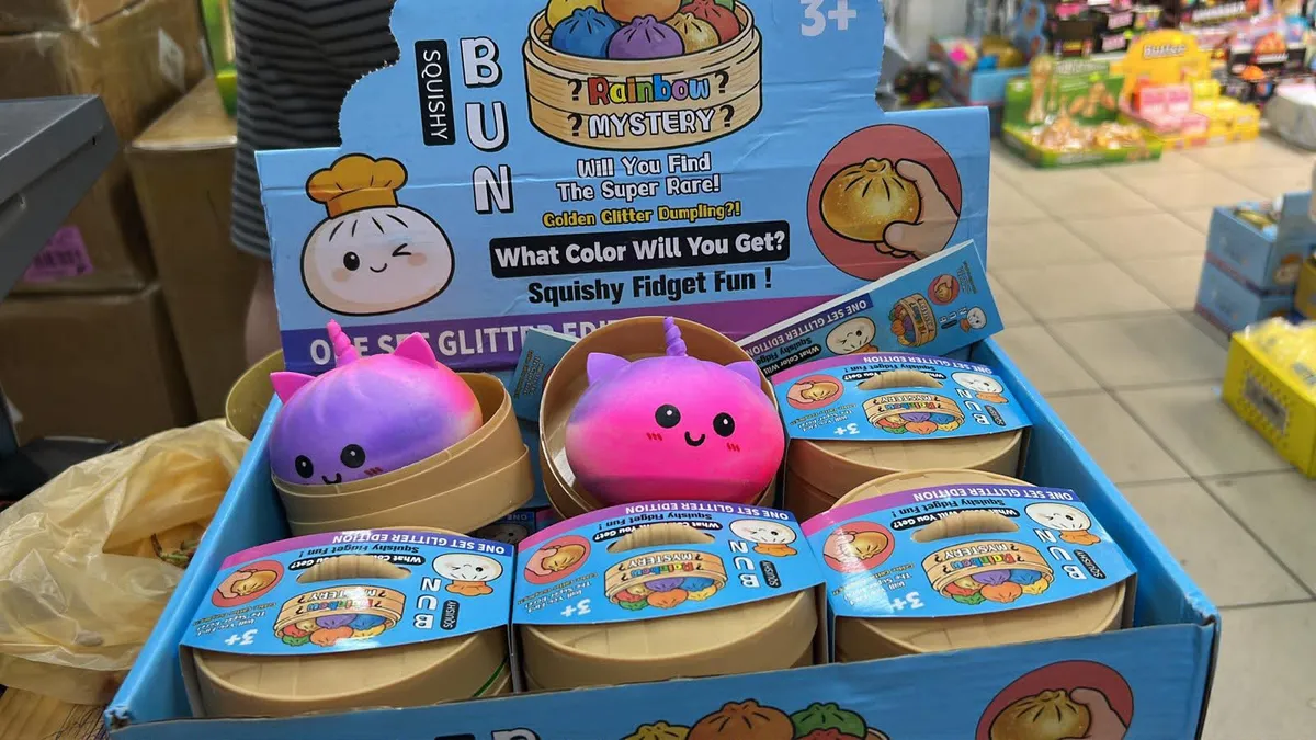 Kolorowe squishy Bun w kształcie bułeczki z jednorożcem w kartonowym opakowaniu