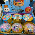 Squishy Bun Rainbow Mystery zabawka sensoryczna z kolorowymi perełkami