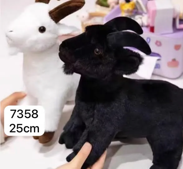 Pluszowa figurka kozy 25 cm czarna i biała miękka