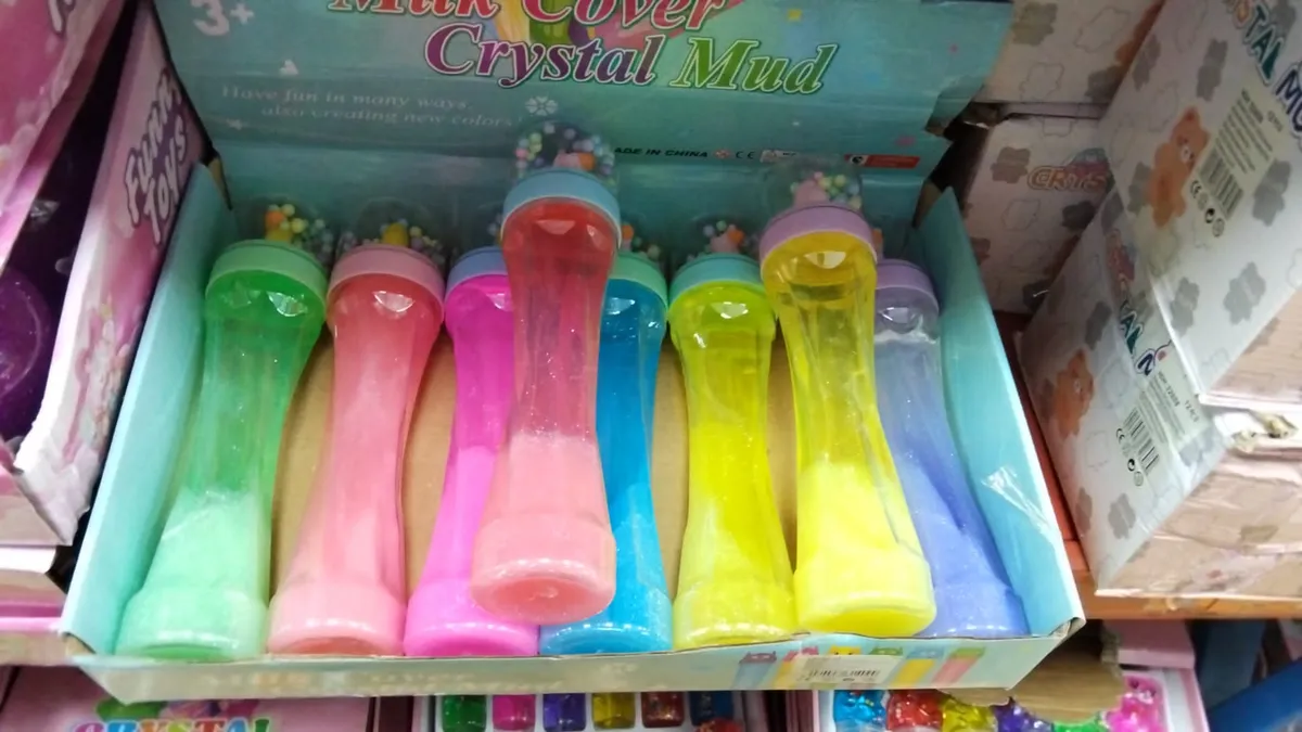Zestaw ośmiu butelek z kolorowym slime Crystal Mud w pastelowych kolorach w kartonowym opakowaniu