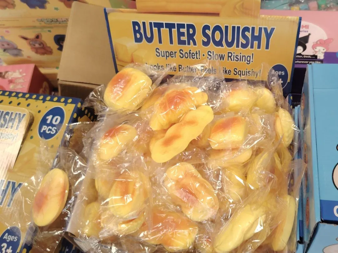 miękkie squishy w kształcie pieczywa, zapakowane pojedynczo w folię, żółto-brązowe