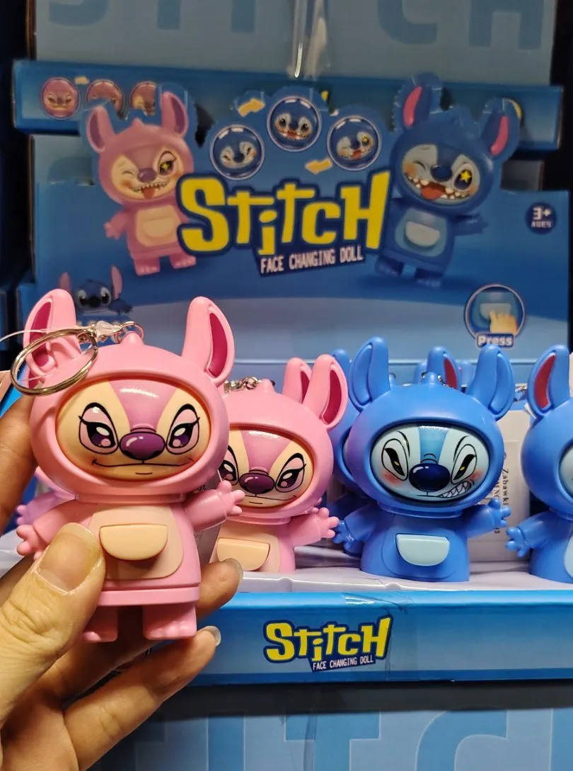 Lalki Stitch różowe i niebieskie z brelokiem, zmieniające wyraz twarzy, na niebieskim tle opakowania