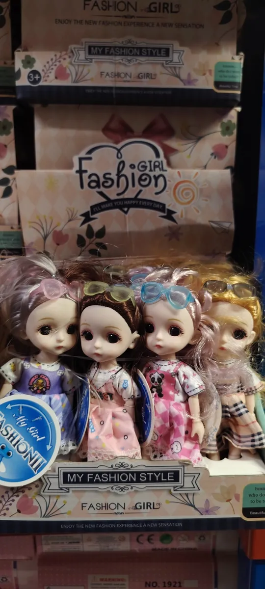 cztery lalki Fashion Girl w kolorowych sukienkach i okularach w opakowaniu z motywem kwiatowym