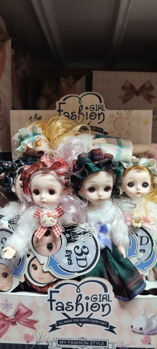 Lalki Fashion Girl z 3D oczami w białych sweterkach i spódnicach w kratę, różne kolory włosów