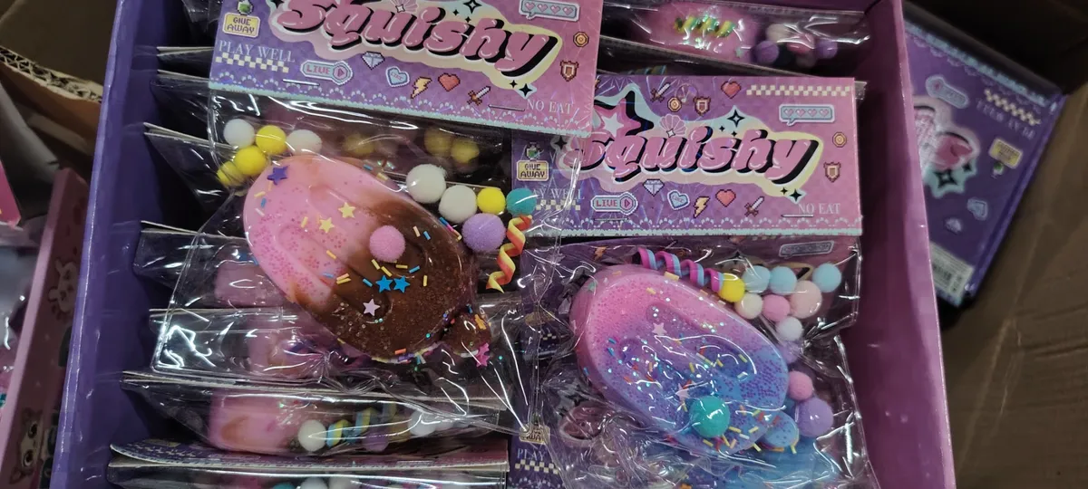 kolorowe squishy lodowe na patyku z ozdobami kulkowymi w przezroczystym opakowaniu
