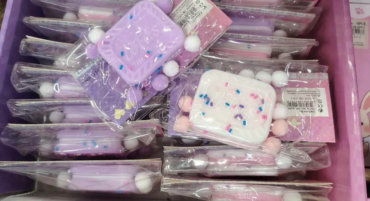 Zestaw pastelowych gumek do włosów z pomponami i kwadratowymi ozdobami w opakowaniu foliowym