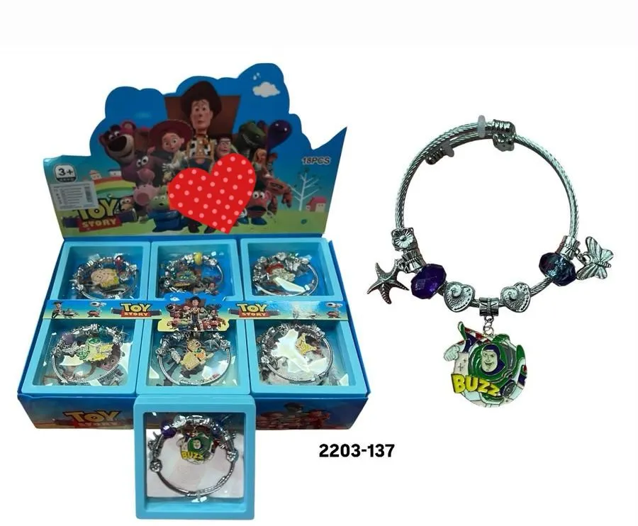 srebrna bransoletka z zawieszką Buzz i fioletowymi koralikami, opakowanie z grafiką Toy Story