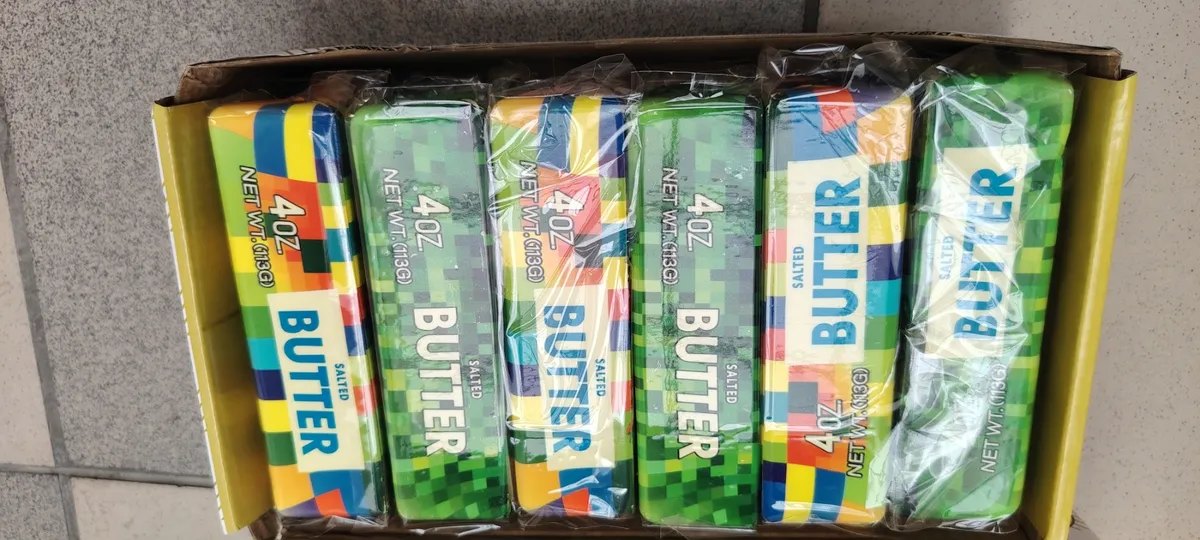 Zestaw 12 sztuk masła solonego 113g w kolorowych opakowaniach z napisem Butter Salted
