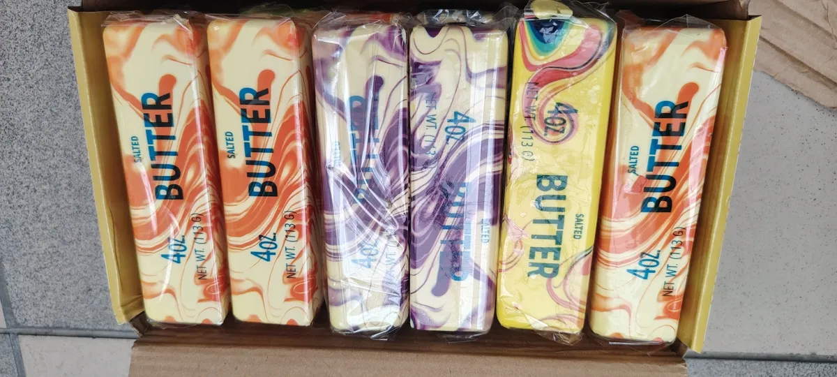 Mydła w kostce Butter 40g w kolorach pomarańczowo-kremowym, fioletowo-kremowym i żółto-kremowym w opakowaniu zbiorczym