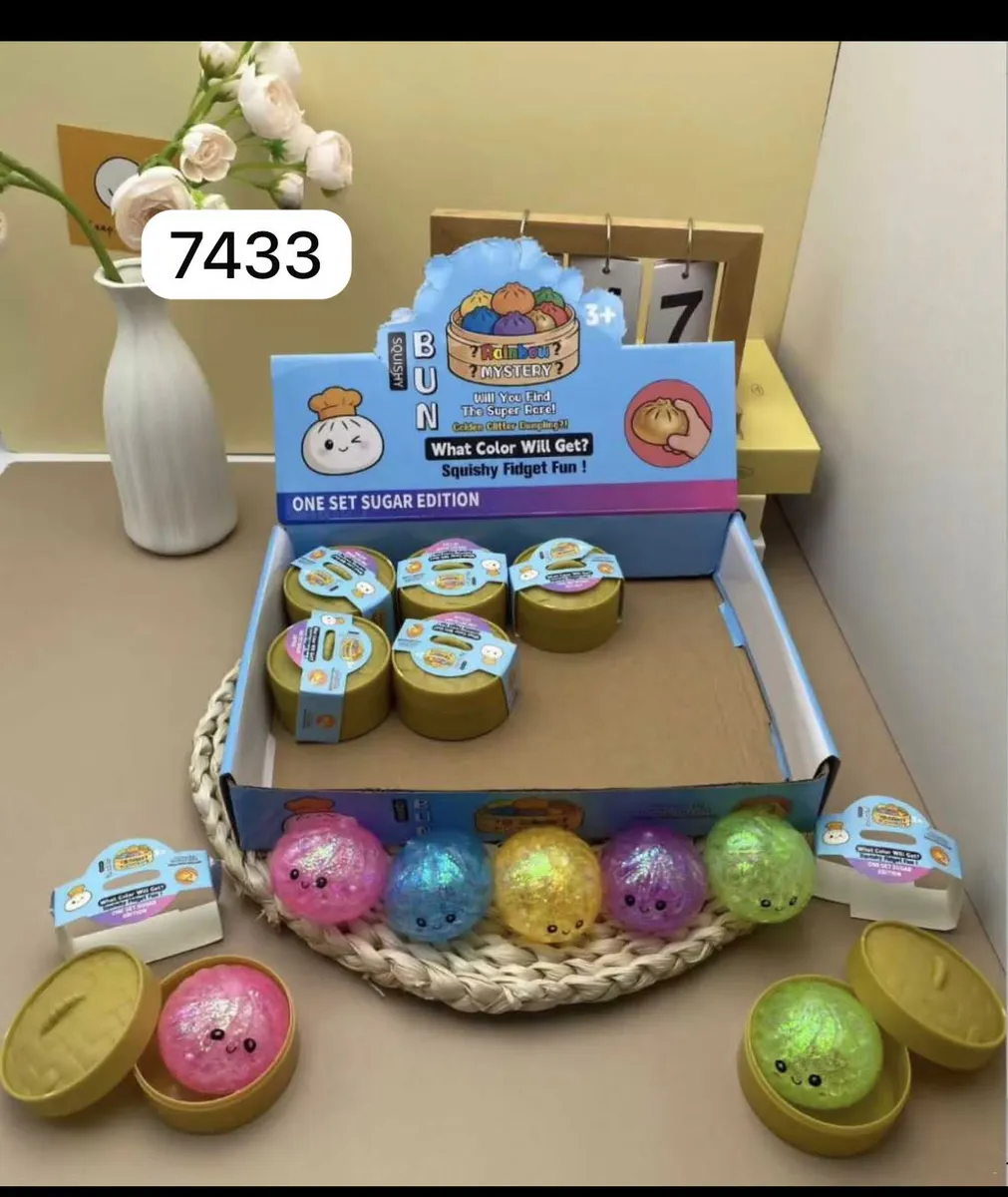Kolorowe błyszczące kulki squishy fidget bun w złotych pudełkach i niebieskim opakowaniu zbiorczym