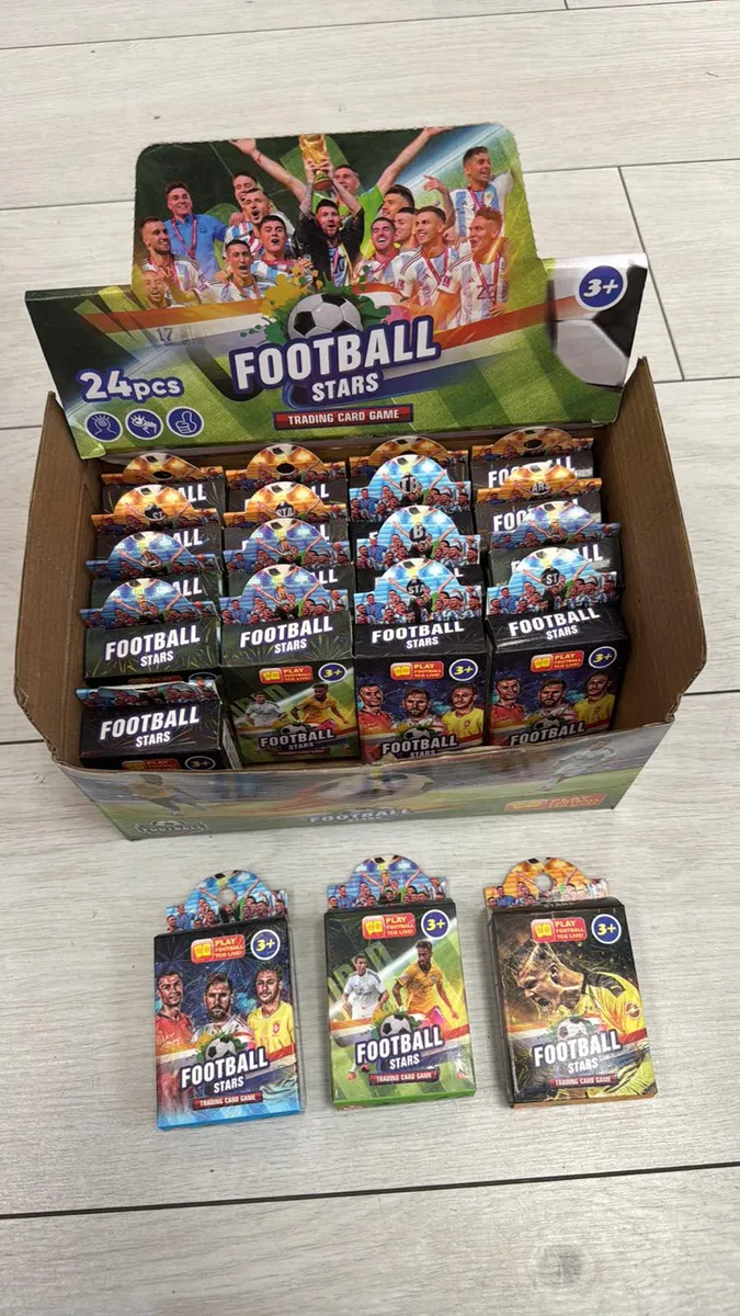 Karton z 24 opakowaniami kart Football Stars z grafikami piłkarzy i piłki nożnej