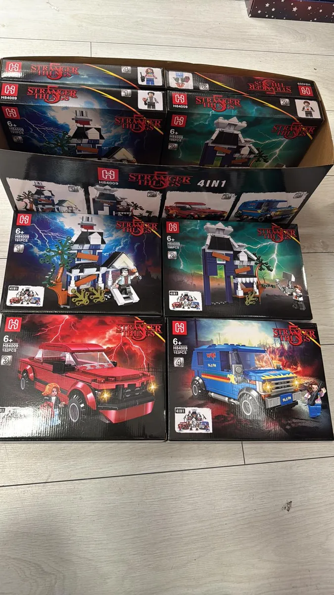 Zestaw klocków Stranger Things 4w1 z czterema modelami: dwie budowle i dwa pojazdy, opakowania z motywem burzy