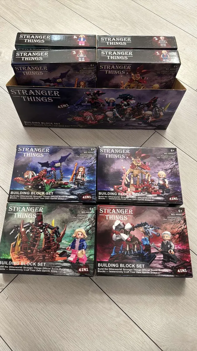 Zestaw czterech opakowań klocków Stranger Things z figurkami i scenami, ciemna kolorystyka, numeracja 1-4