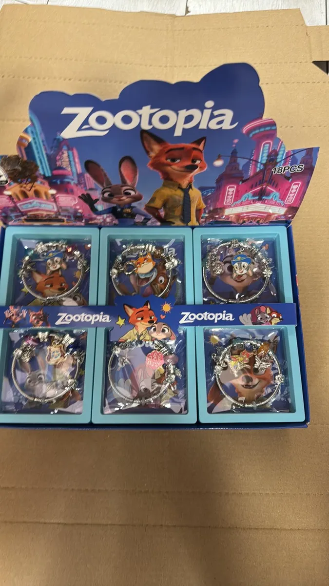 Zestaw 18 srebrnych bransoletek z zawieszkami z postaciami z filmu Zootopia w kolorowym opakowaniu