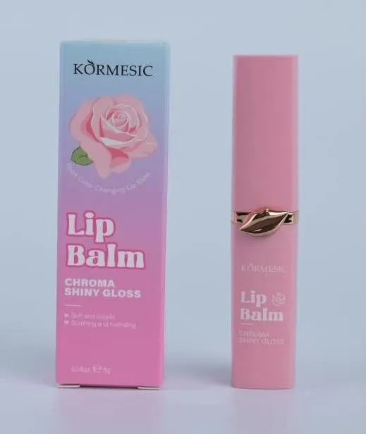 różowy balsam do ust KORMESIC z opakowaniem z grafiką róży i złotym zdobieniem