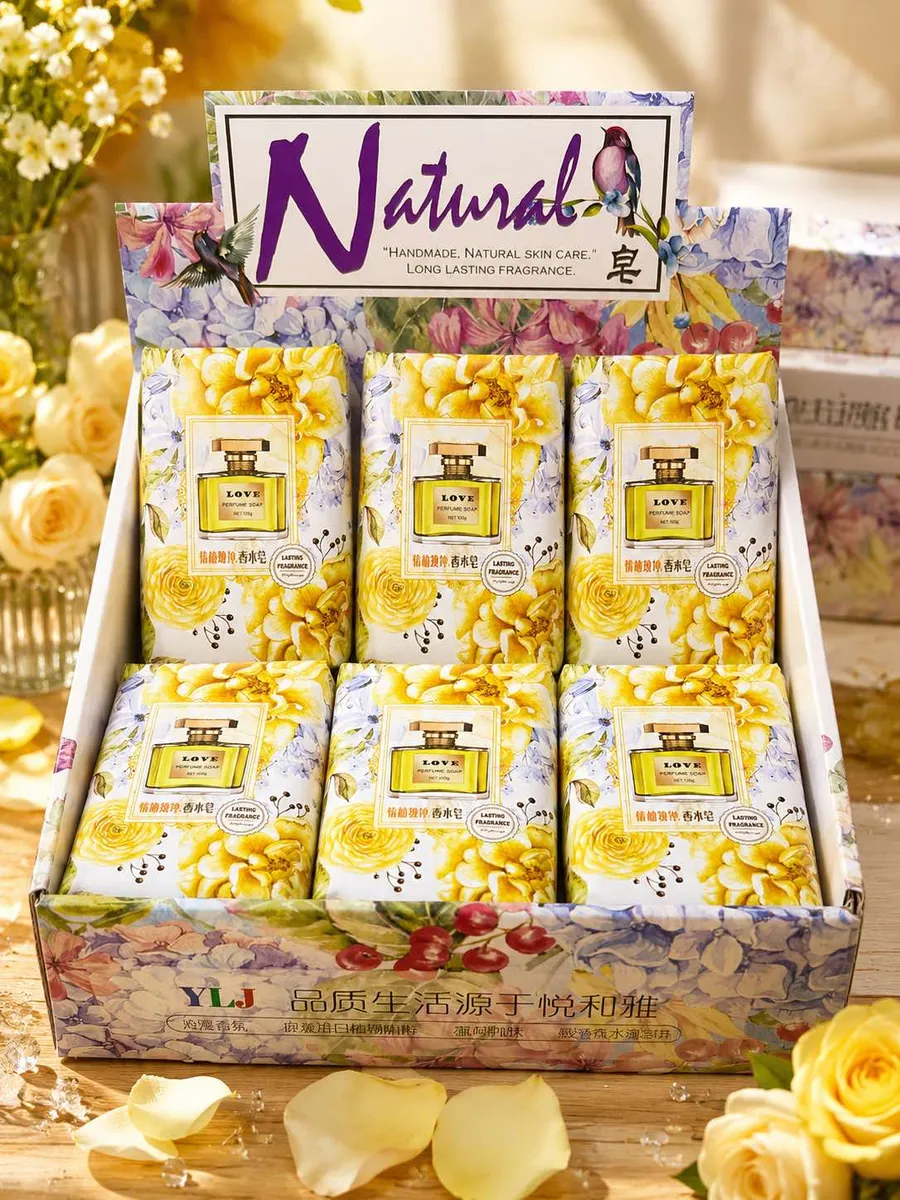 naturalne mydło perfumowane w kwiatowym opakowaniu z grafiką buteleczki perfum, 6 sztuk w ekspozytorze