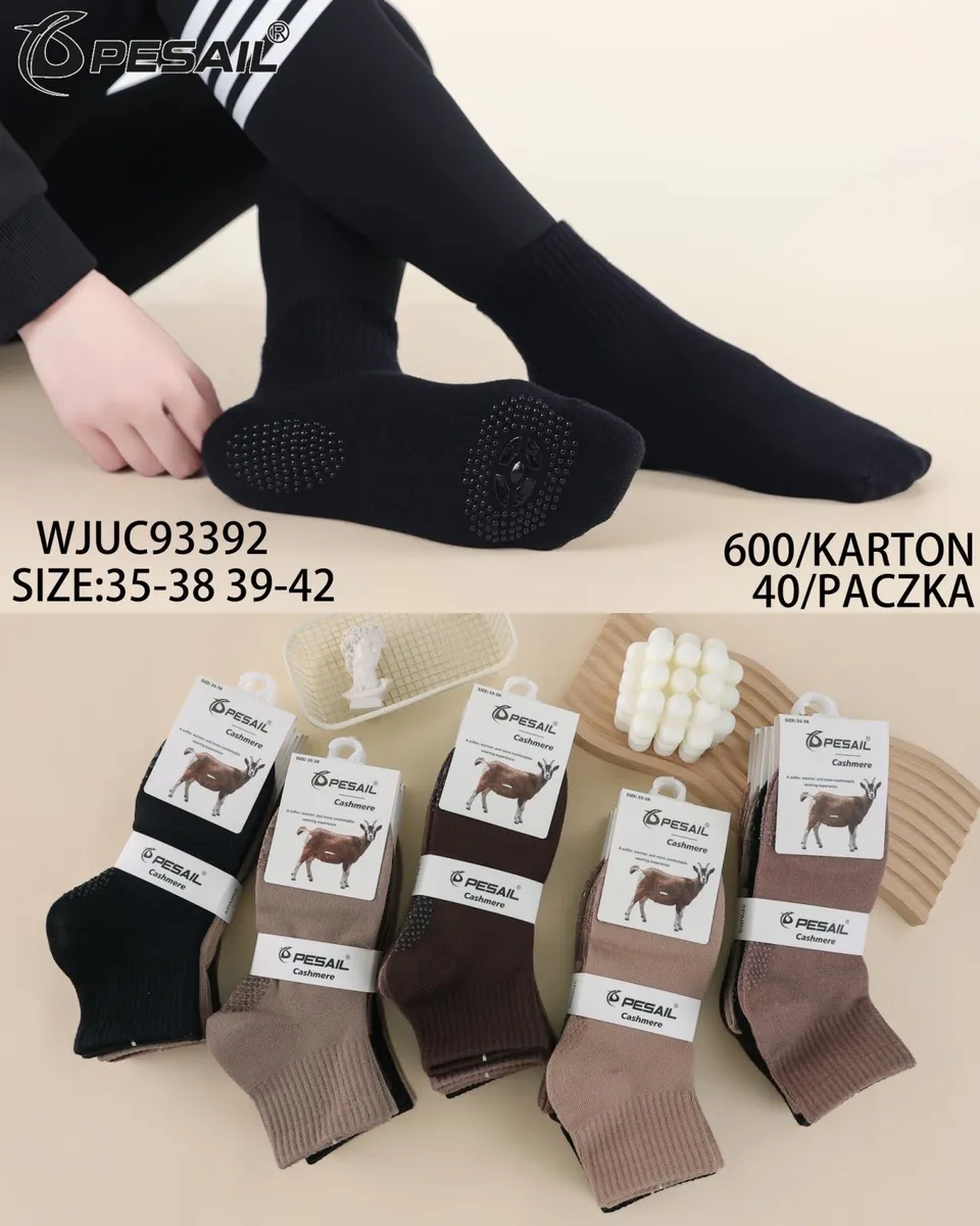 Czarne i brązowe skarpetki Pesail Cashmere z antypoślizgową podeszwą, rozłożone i na stopie