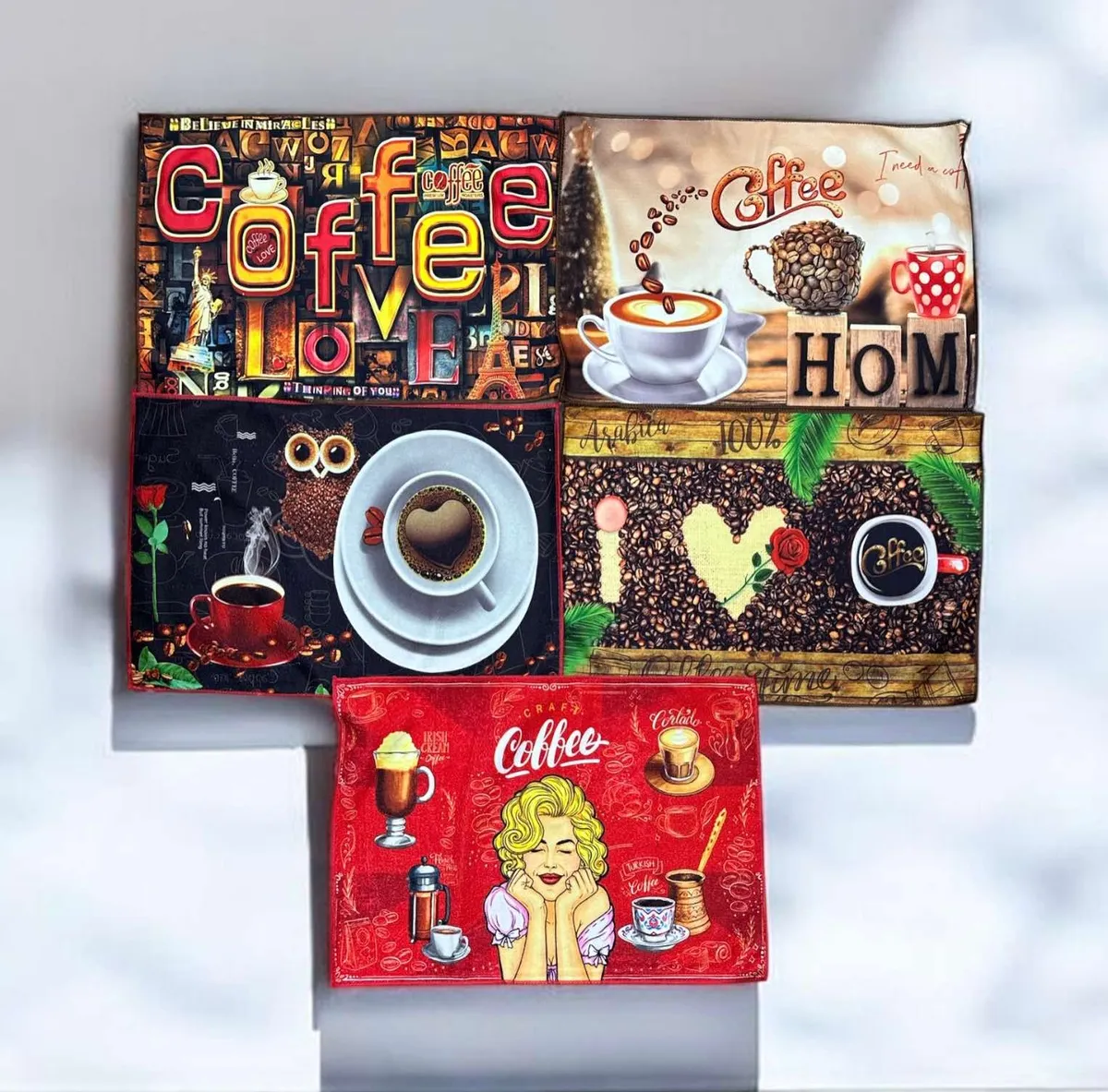 Cztery kolorowe ścierki z mikrofibry z motywami kawowymi: Coffee Love, kubki, ziarna kawy i ilustracje, ułożone na białym tle