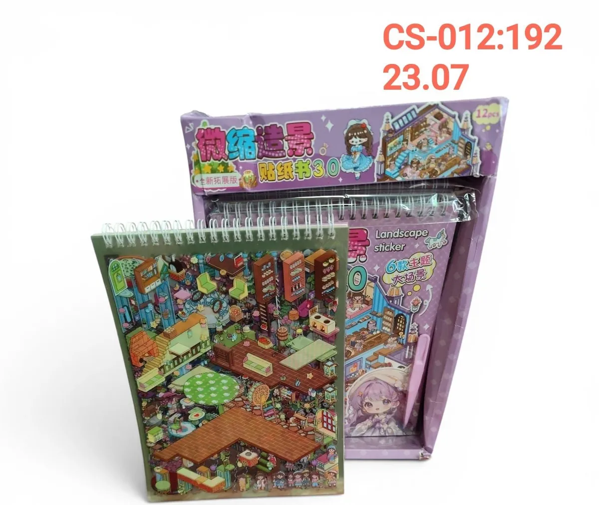 Notes spiralny z naklejkami 3D przedstawiający kolorowy krajobraz miejski i kawiarniany obok fioletowego opakowania z dziewcz