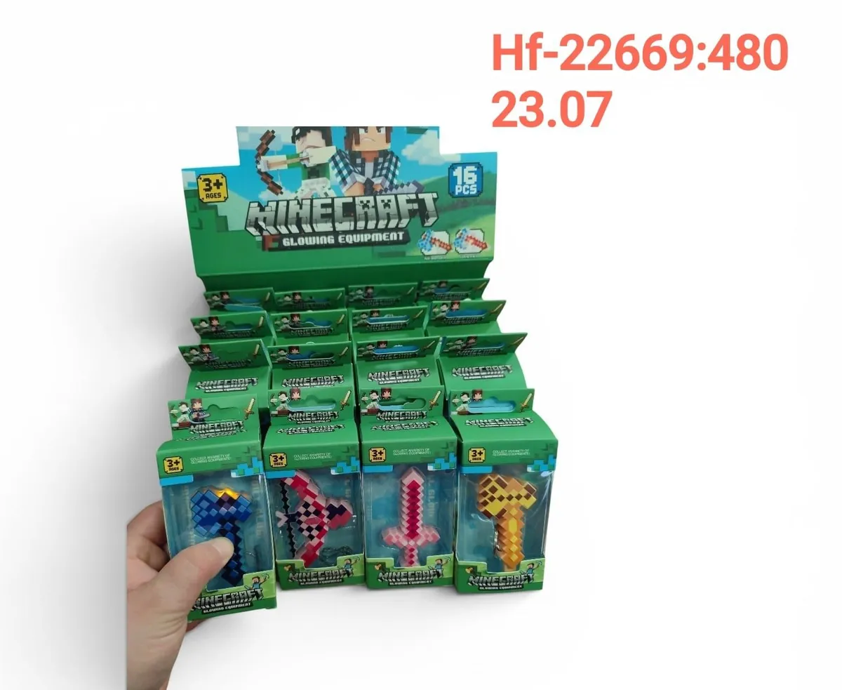 Zestaw 16 figurek Minecraft Glowing Equipment w zielonych opakowaniach blistrowych, świecące miecze i topory, display z motyw