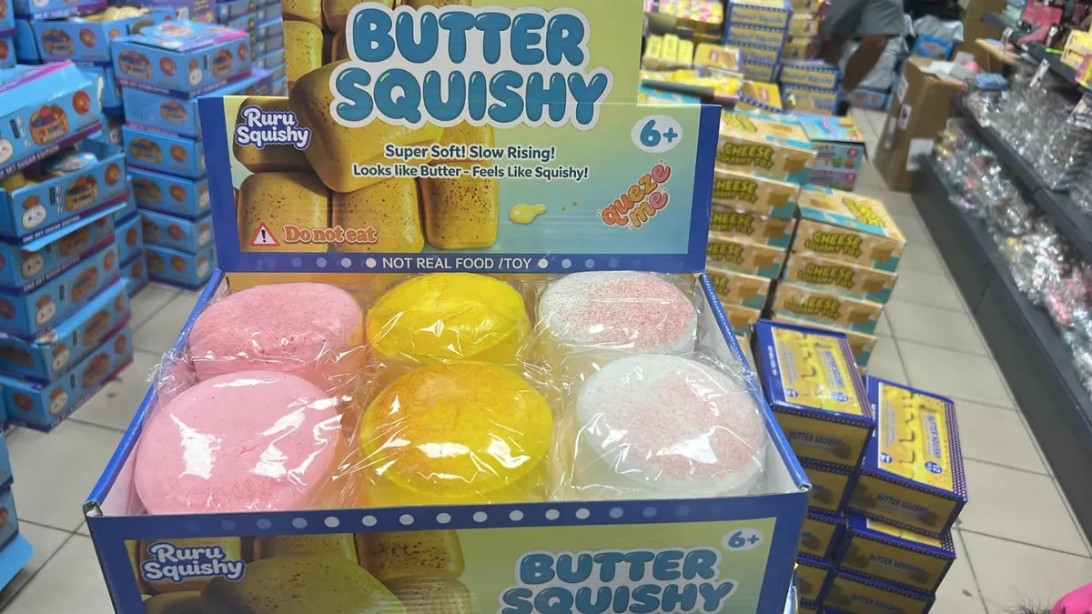 Zestaw Butter Squishy Ruru Squishy w różowym, żółtym i białym kolorze z drobinkami, zapakowane w display z napisami Super Sof