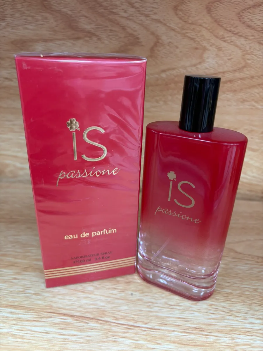 Czerwona butelka perfum iS Passione 100ml z czarnym atomizerem obok czerwonego pudełka na drewnianym tle