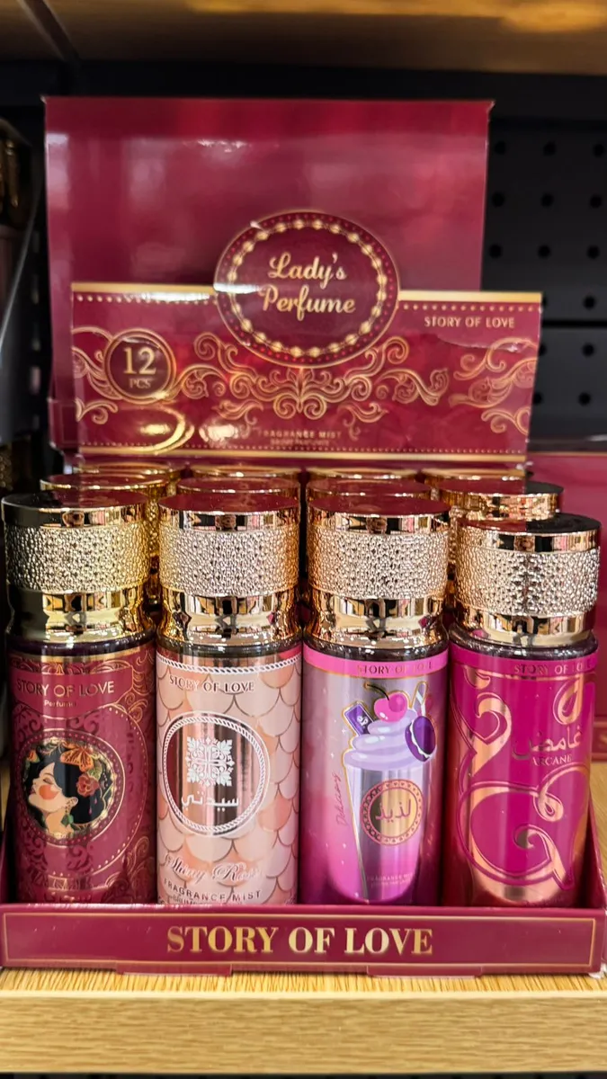 Zestaw czterech wariantów body mist Story of Love 90 ml w ozdobnym kartonie ekspozycyjnym z złotymi akcentami