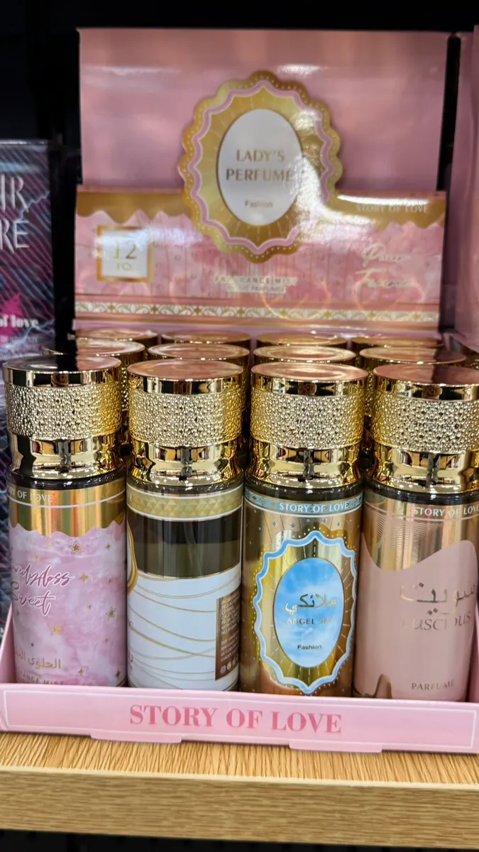Zestaw body mist Story of Love Angel Sky 90ml w różowo-złotym displayu z teksturowanymi złotymi nakrętkami