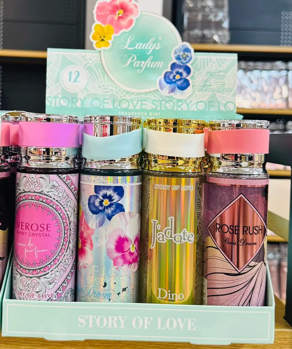 Zestaw czterech body mist 90 ml Story of Love w kolorowych butelkach z holograficznymi etykietami i miętowym display boxem z
