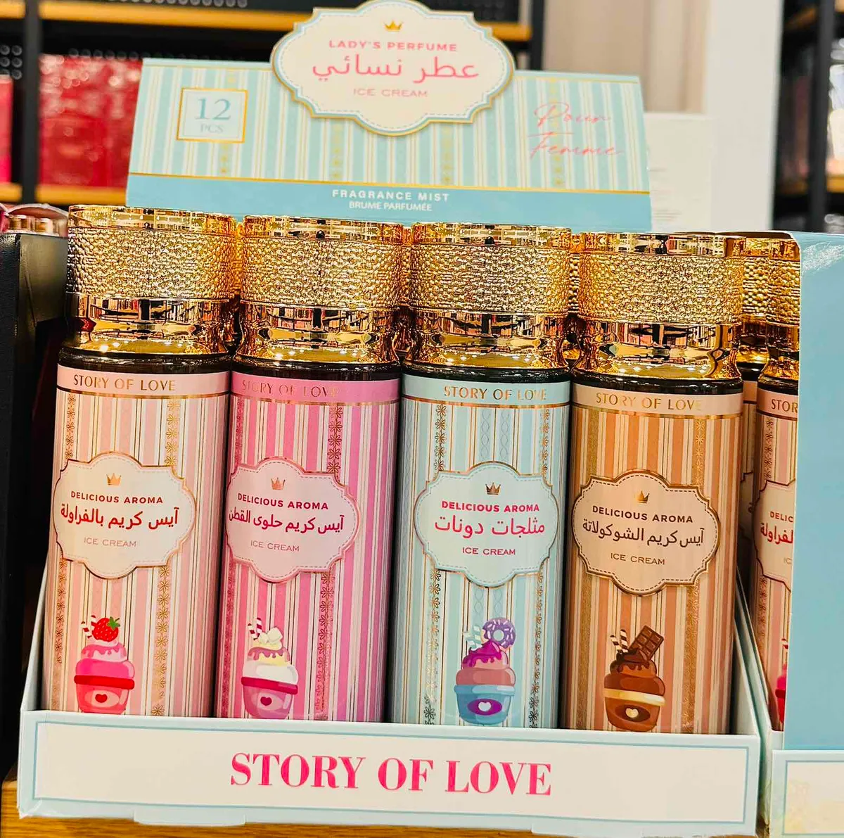 Zestaw czterech wariantów body mist Story of Love Ice Cream 90 ml w ozdobnych kartonikach z motywami lodów truskawkowego, cuk