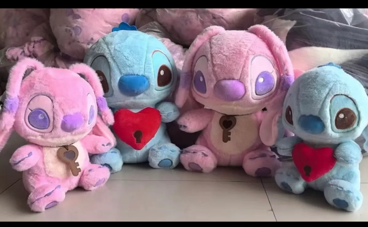 Cztery maskotki Stitch i Angel w odcieniach różu i błękitu z czerwonymi sercami i kluczykami, pluszowe zabawki 40cm