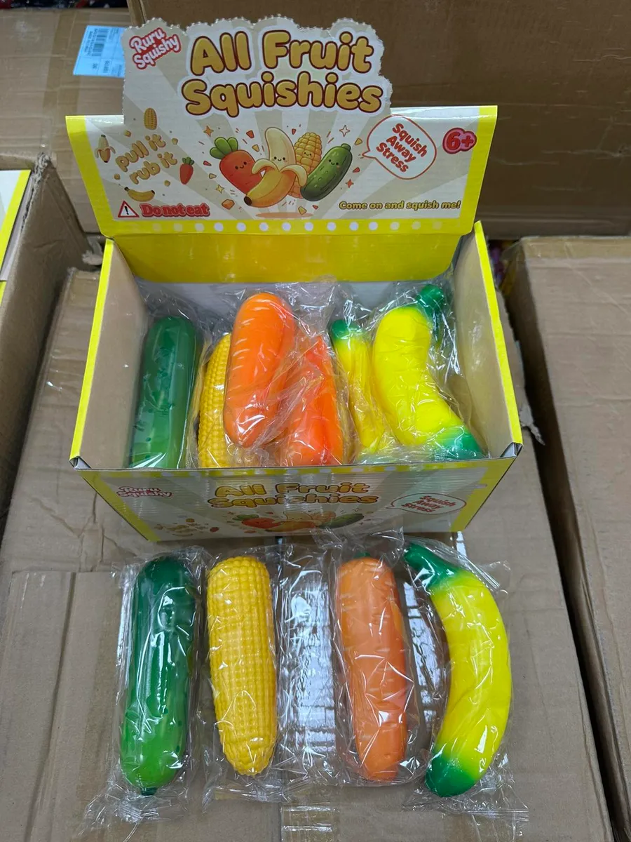 Zestaw kolorowych zabawek Squishies w kształcie ogórka, kukurydzy, marchewki i banana w kartonowym displayu All Fruit Squishi