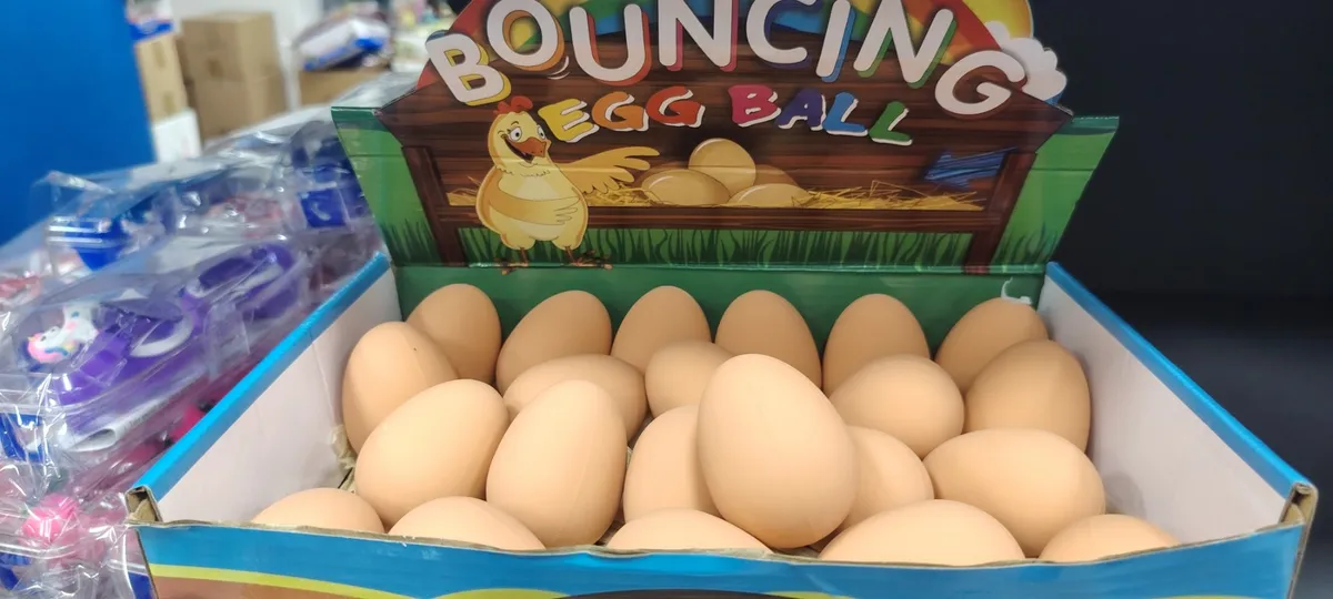 Karton display z 24 beżowymi skaczącymi jajkami Bouncing Egg Ball z grafiką kury na opakowaniu