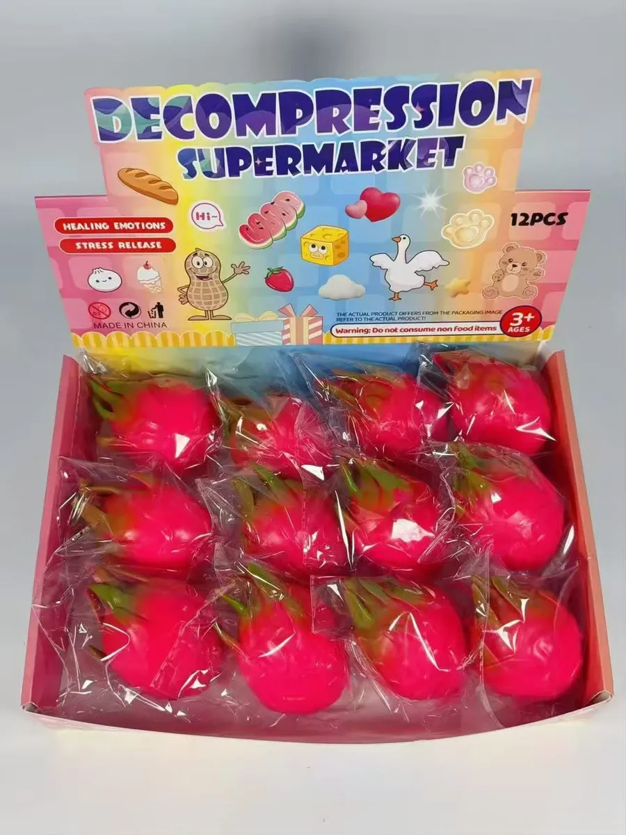 Zestaw 12 różowych squeeze toys w kształcie smoczego owocu w kartonowym displayu Decompression Supermarket