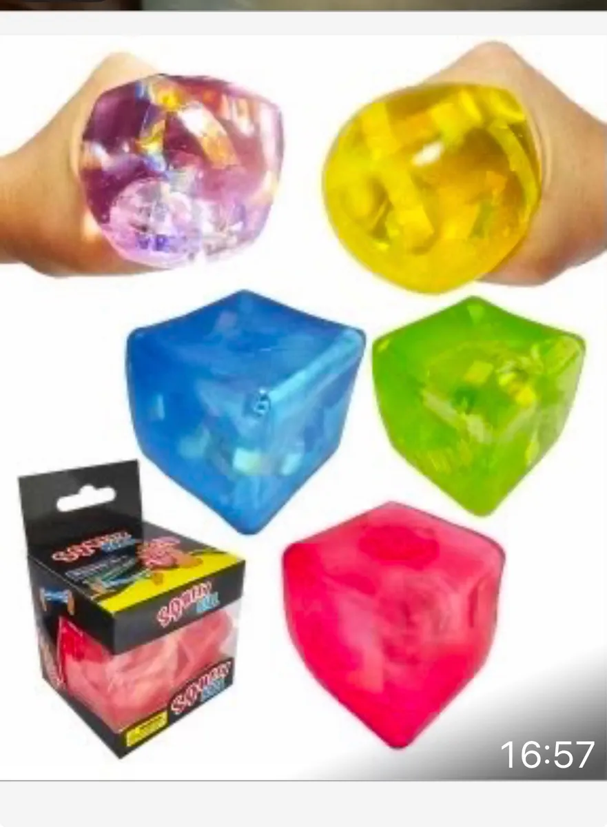 Ręce ściskające kolorowe przezroczyste squeeze ball w kształcie kryształu w odcieniach fioletu, żółci, błękitu, zieleni i cze