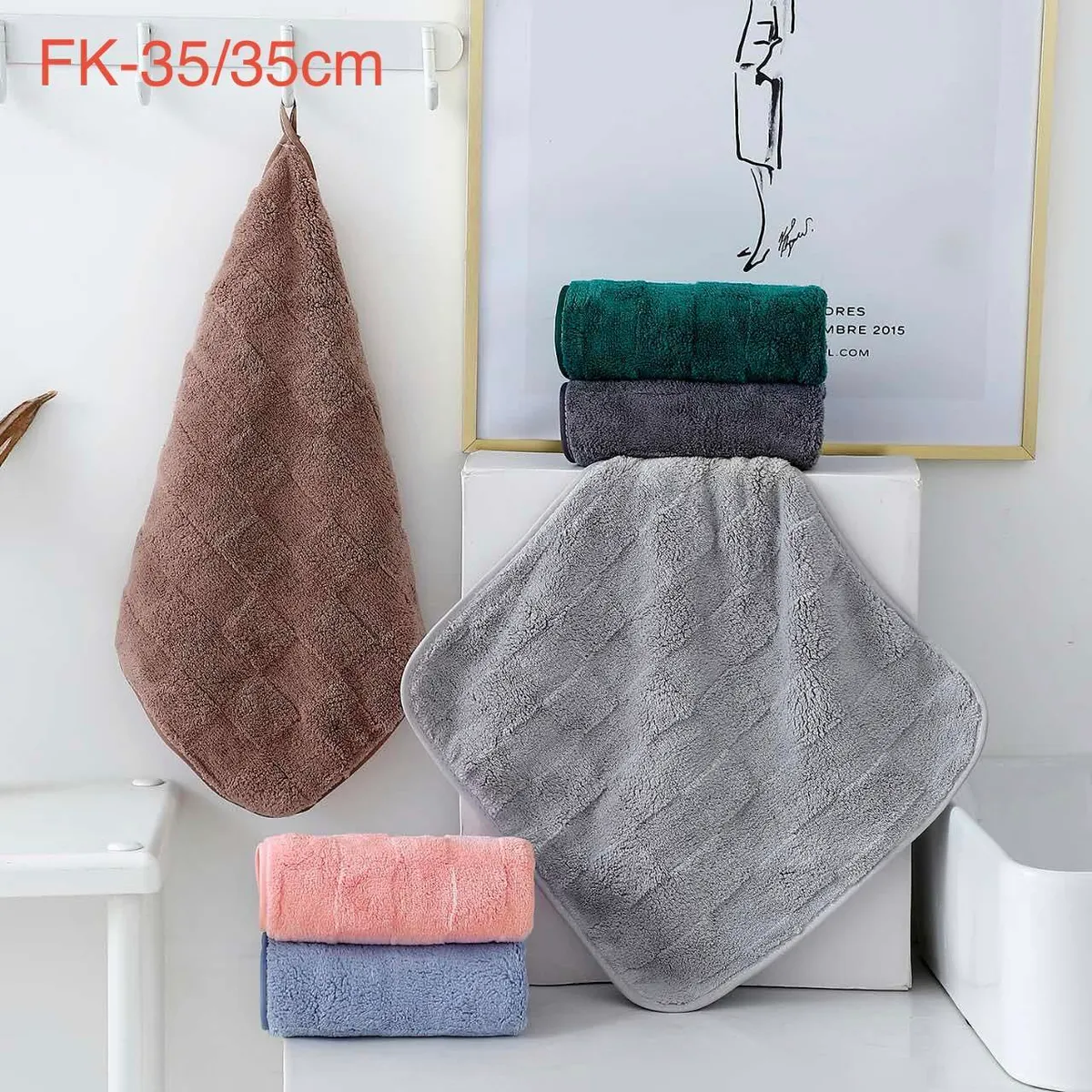 Kolorystyczne ścierki z mikrofibry 35x35cm w odcieniach brązu, szarości, zieleni, różu i błękitu, zawieszone i ułożone na bia