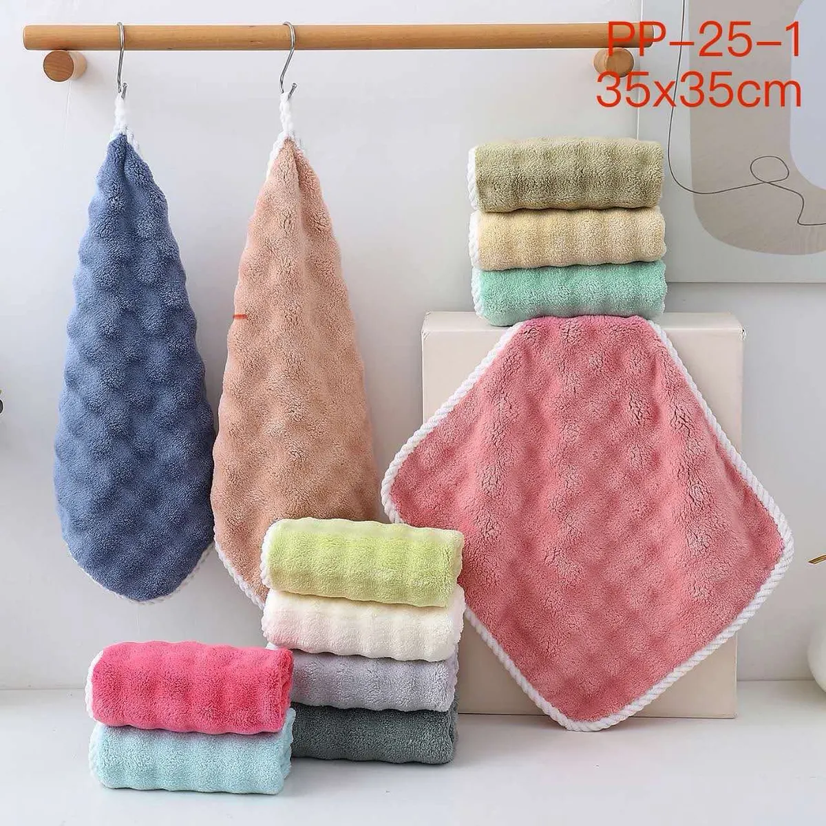 Kolorystyczne ścierki z mikrofibry 35x35cm w odcieniach różu, błękitu, brzoskwini i zieleni, zawieszone i ułożone na białym t