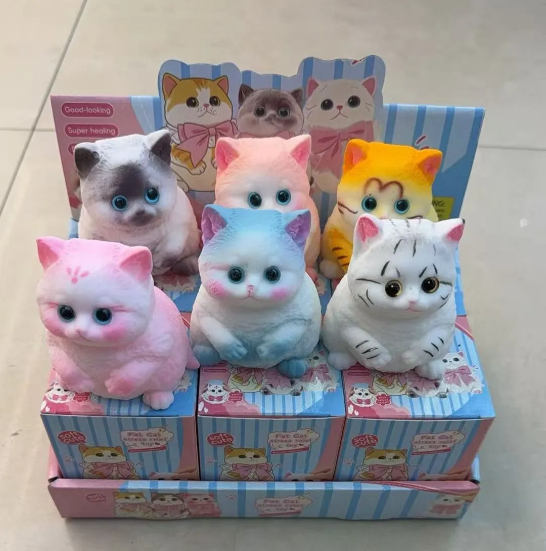 Zestaw 6 figurek kotków squishy w pastelowych kolorach w kartonowym displayu z motywem kotów
