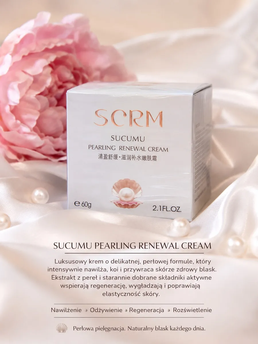 Białe opakowanie kremu SORM Sucumu Pearling Renewal Cream 60g z perłową muszlą i różową peonią w tle