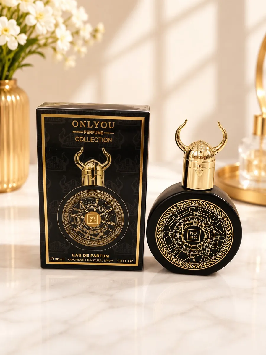 Czarny flakon perfum Only You No. 8192 z złotym kaskiem wikinga obok czarnego kartonowego pudełka na marmurowym blacie