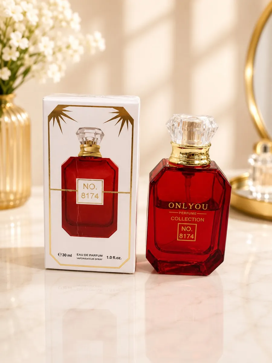 Czerwona butelka perfum Only You No. 8174 30ml z kryształowym korkiem obok białego pudełka z złotymi akcentami