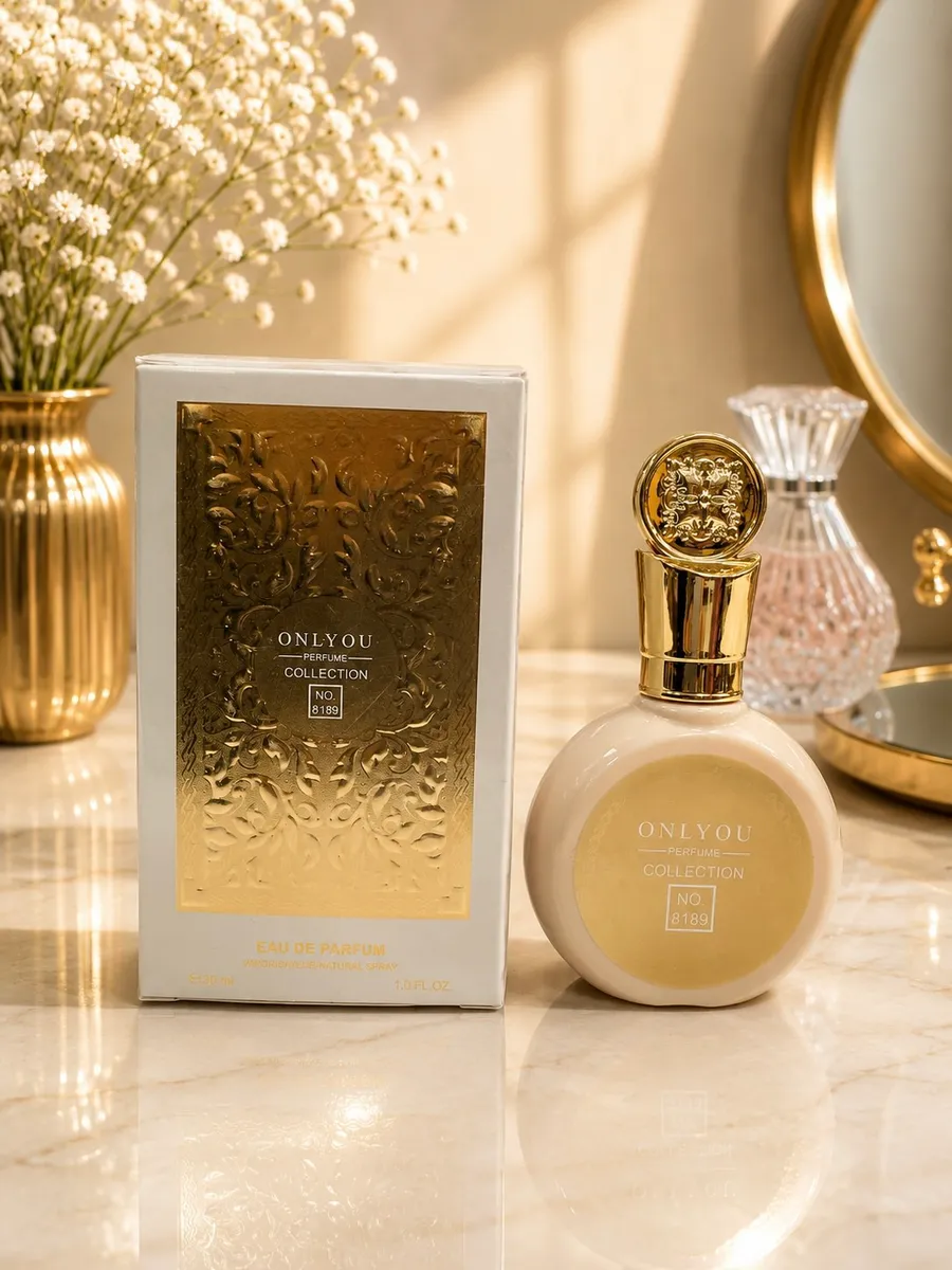 Kremowy flakon perfum Only You No. 8189 30ml z złotym atomizerem obok białego pudełka z złotym tłoczeniem na marmurowym blaci