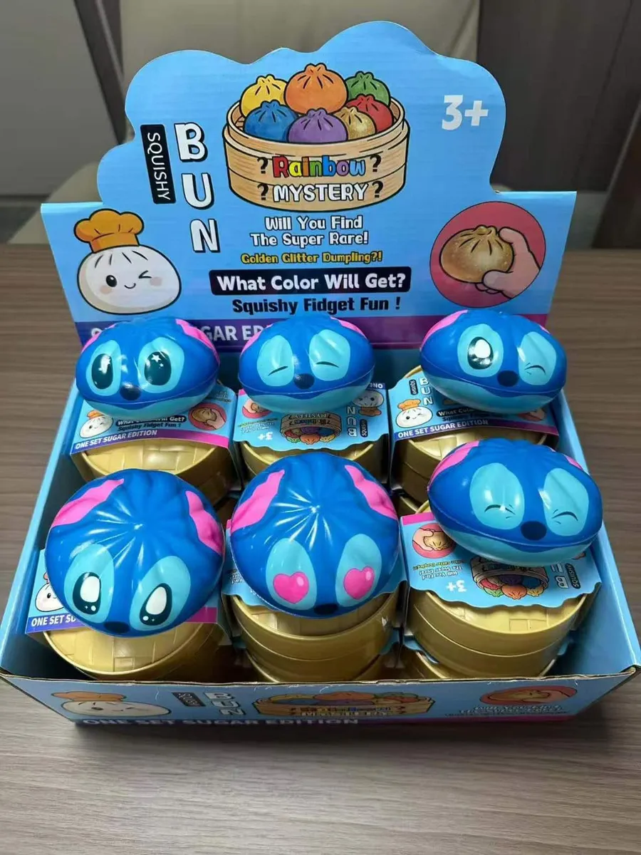 Zestaw niebieskich squishy bun w złotym opakowaniu w kartonowym displayu Rainbow Mystery z motywem azjatyckich dumplingów