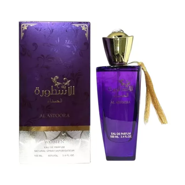 Fioletowy flakon perfum AL ASTOORA 100ml z złotym korkiem i chwostem obok ozdobnego pudełka
