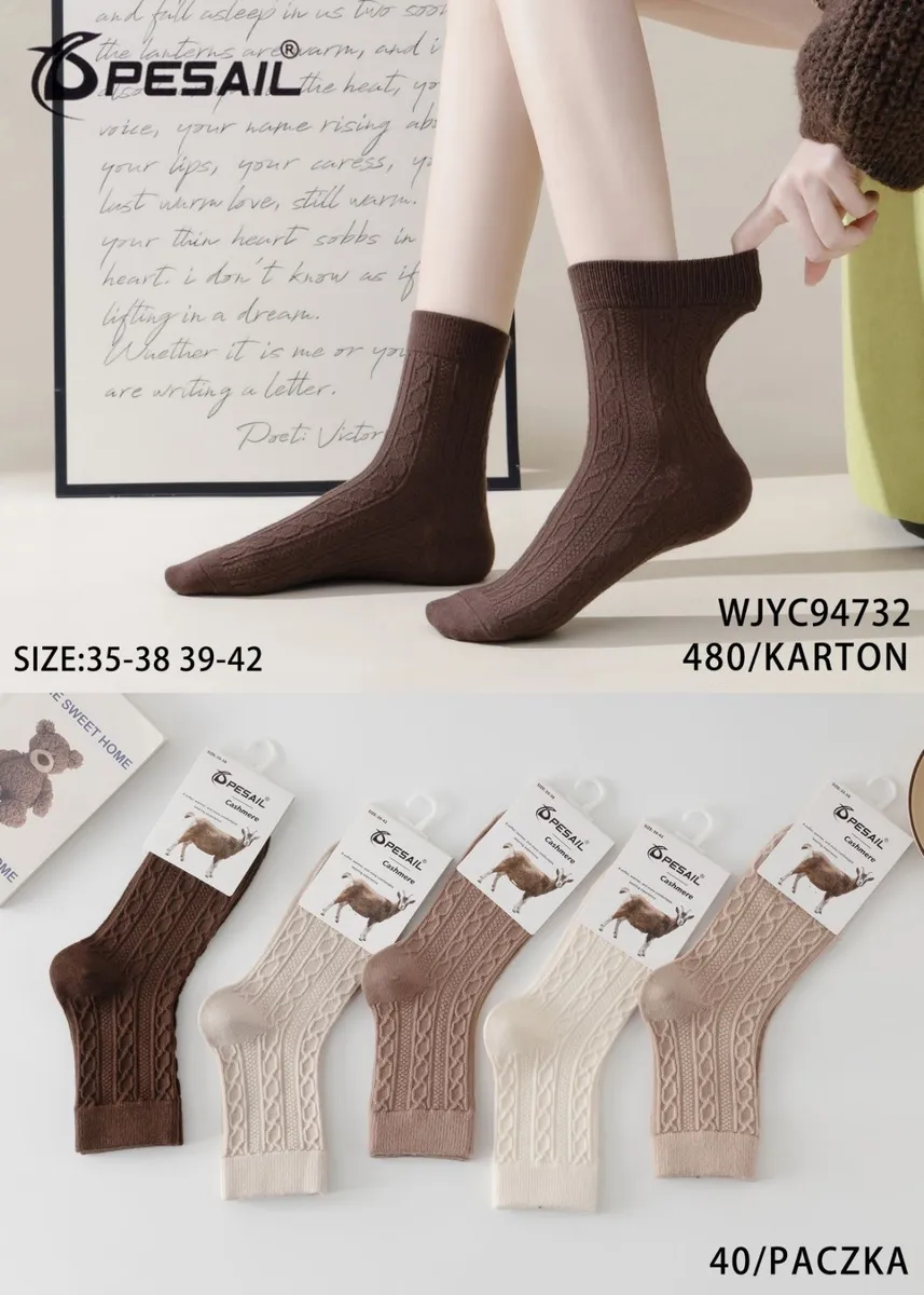 Brązowe skarpety damskie PESAIL Cashmere z wzorem warkoczowym na nogach modelki oraz zestaw kolorów na białym tle