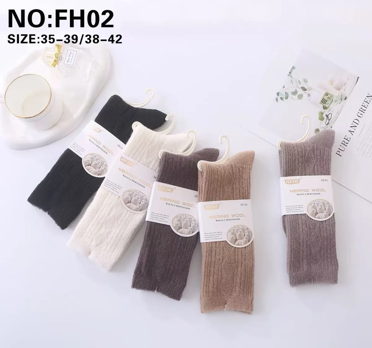 Pięć par skarpet wełnianych REHE Merino Wool w kolorach czarnym, kremowym, grafitowym, beżowym i szarym, zawieszonych na plas