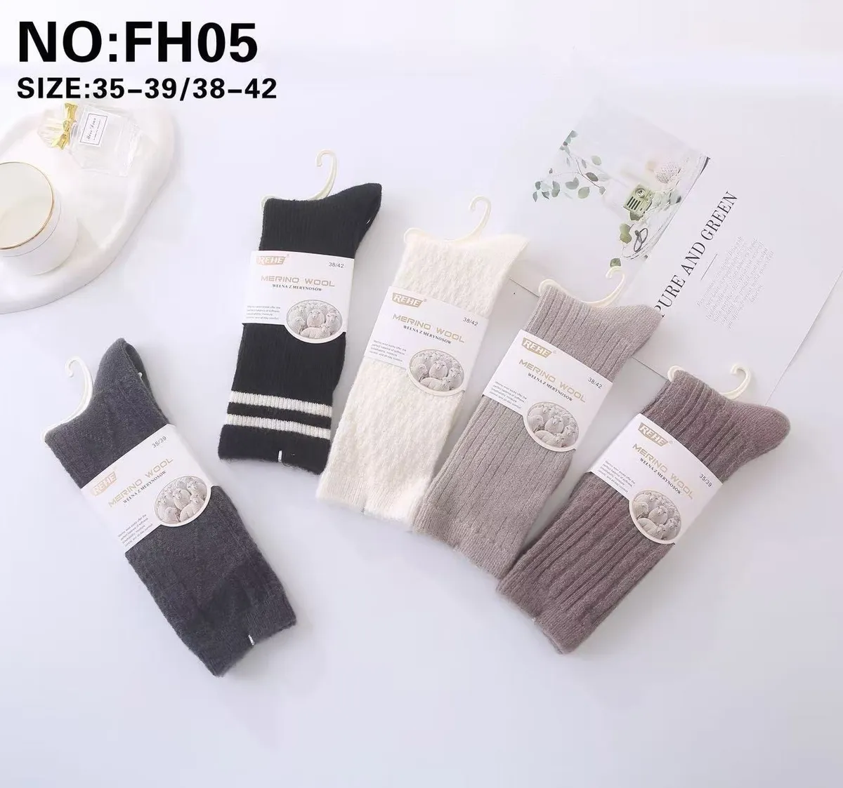 Zestaw pięciu par skarpet Merino Wool REHF w kolorach szarym, czarnym, białym, beżowym i brązowym, zawieszonych na plastikowy