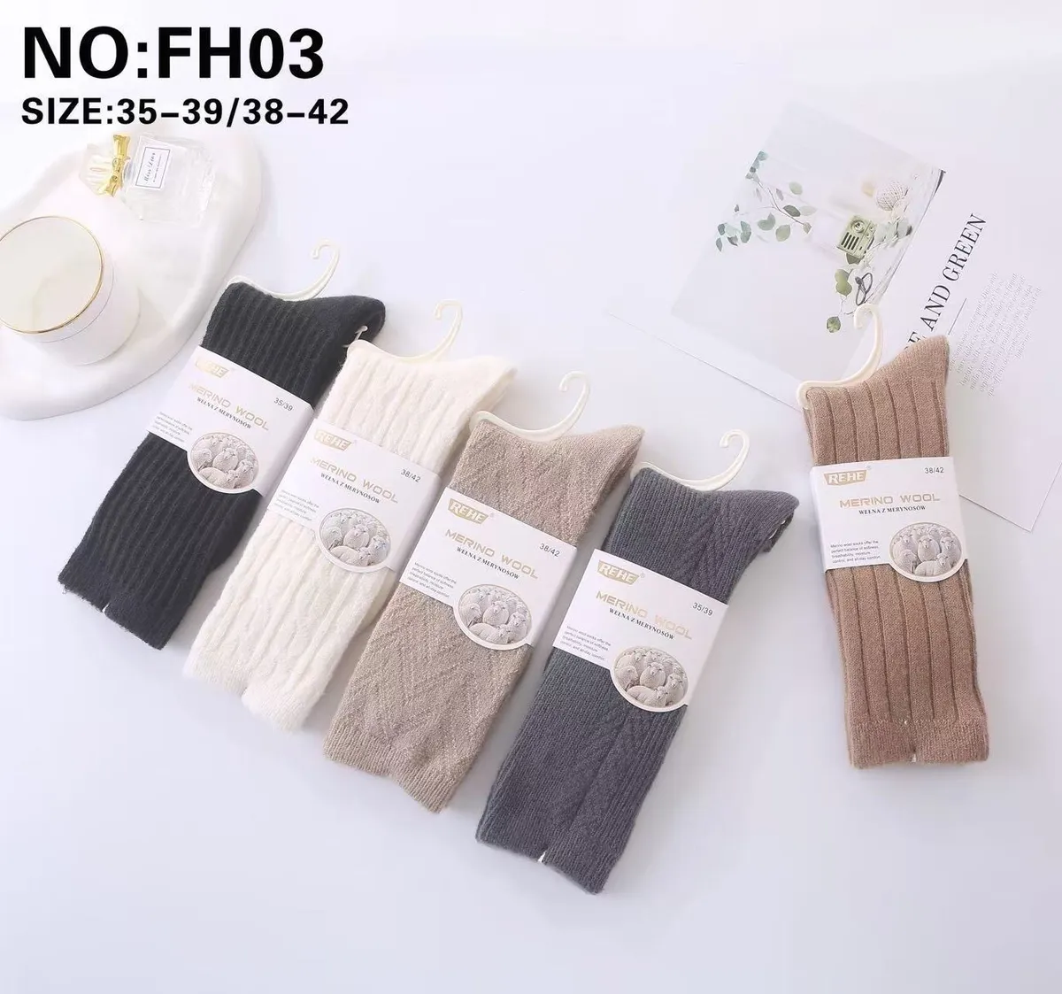 Pięć par skarpet REHE Merino Wool w kolorach czarnym, kremowym, beżowym, grafitowym i brązowym, zawieszonych na plastikowych